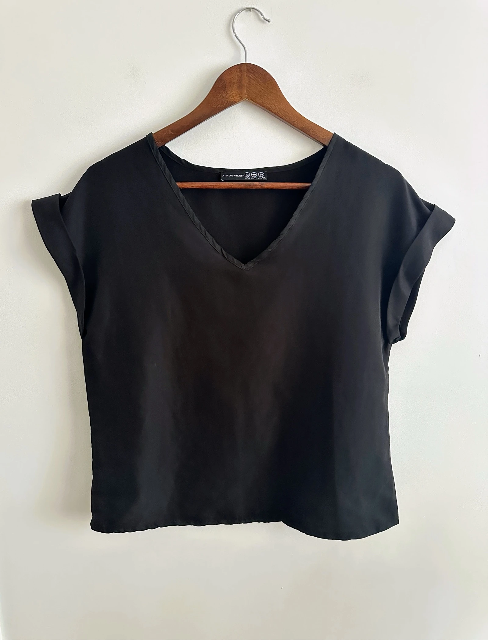 Blusa negra fluida escote en V Atmosphere Size M